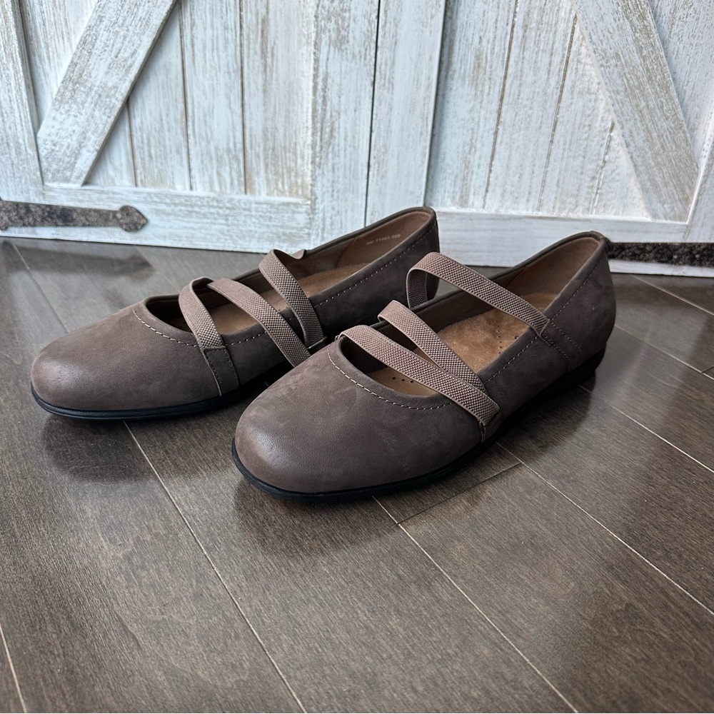 NWOT Trotters Della Ballet Flat Slip On Arch Support Casual Comfort Brown 8W